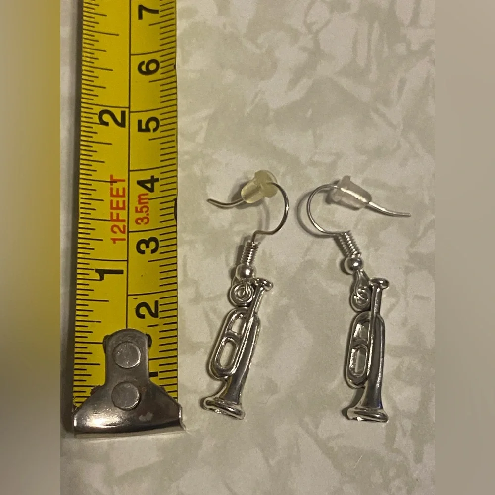 👑 Costume Trumpet Pierced Earrings #8136 - Picture 2 of 3